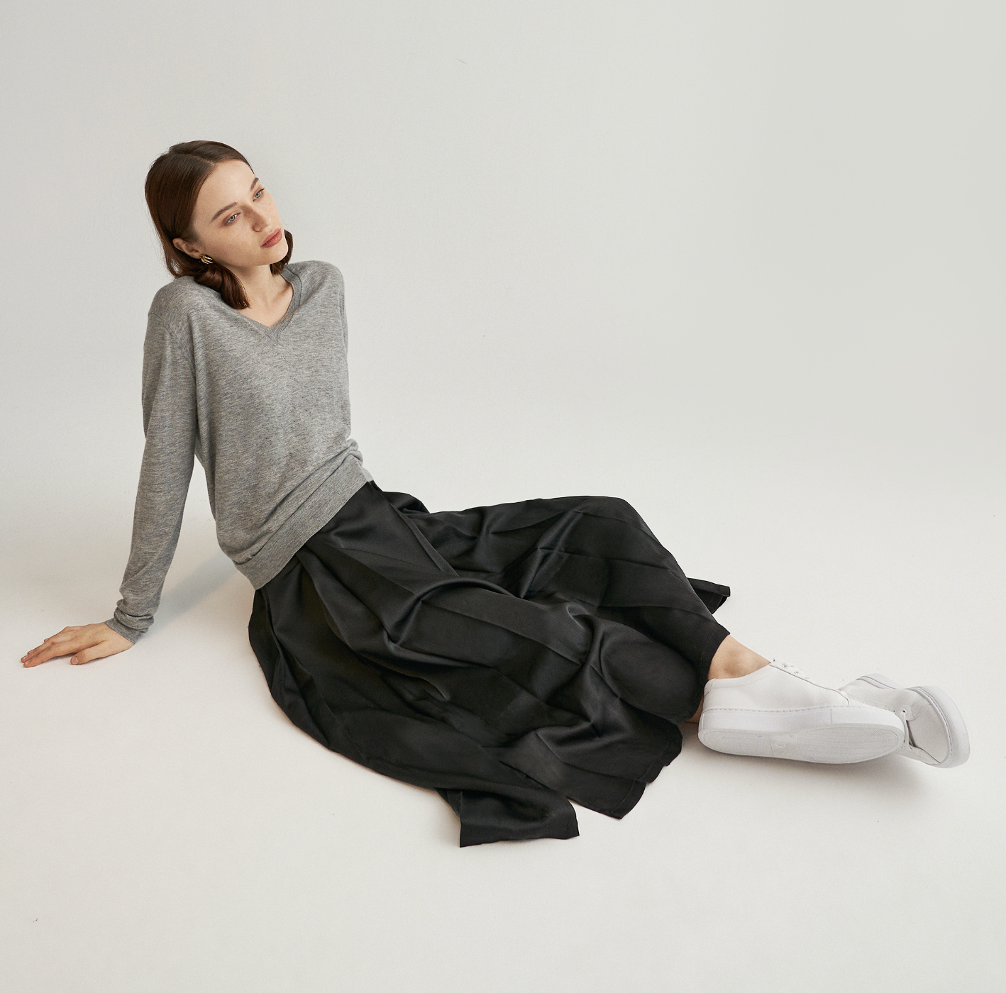 Lightweight Cashmere V-neck Sweater