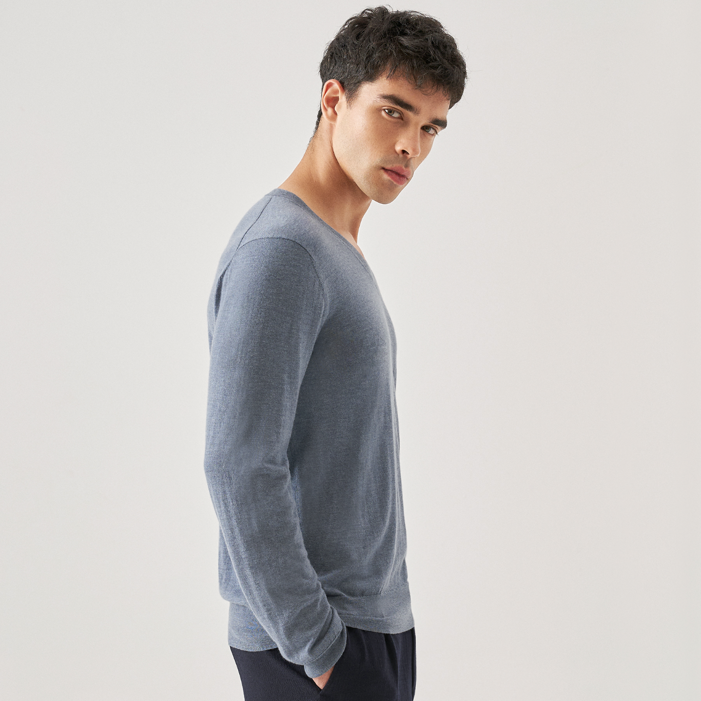 Super Light V-neck Cashmere Sweater