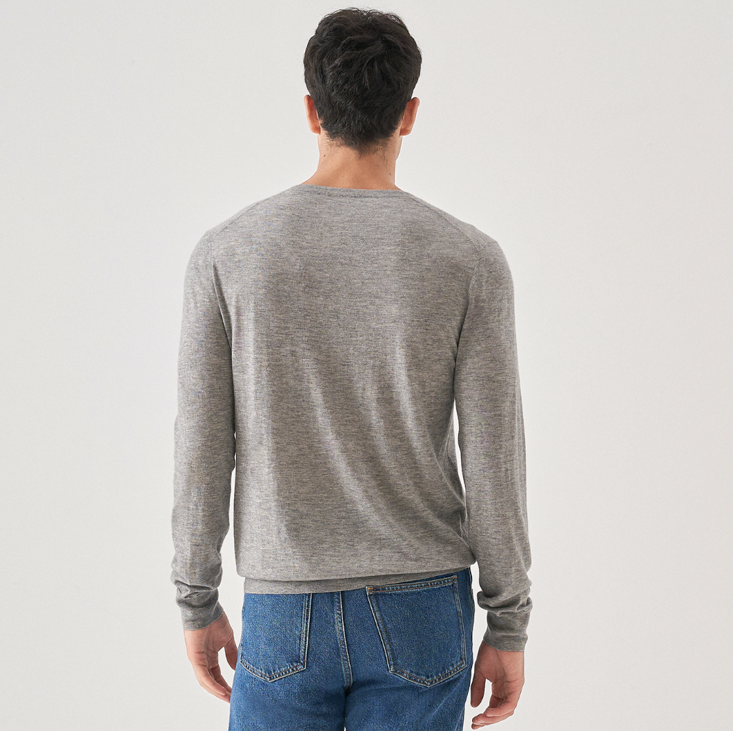 Super Light V-neck Cashmere Sweater